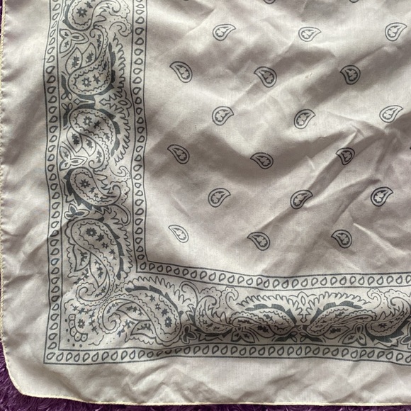 White and black paisley bandana / kerchief - Picture 16 of 17